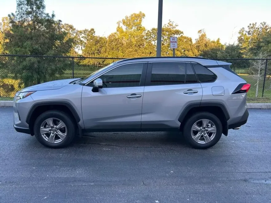 2025 Toyota RAV4 XLE photo 1