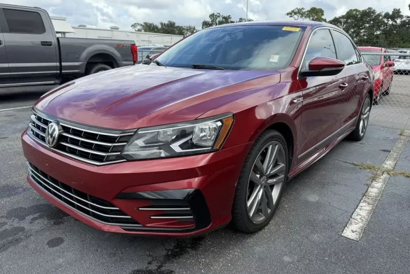 2017 Volkswagen Passat R-Line photo 1