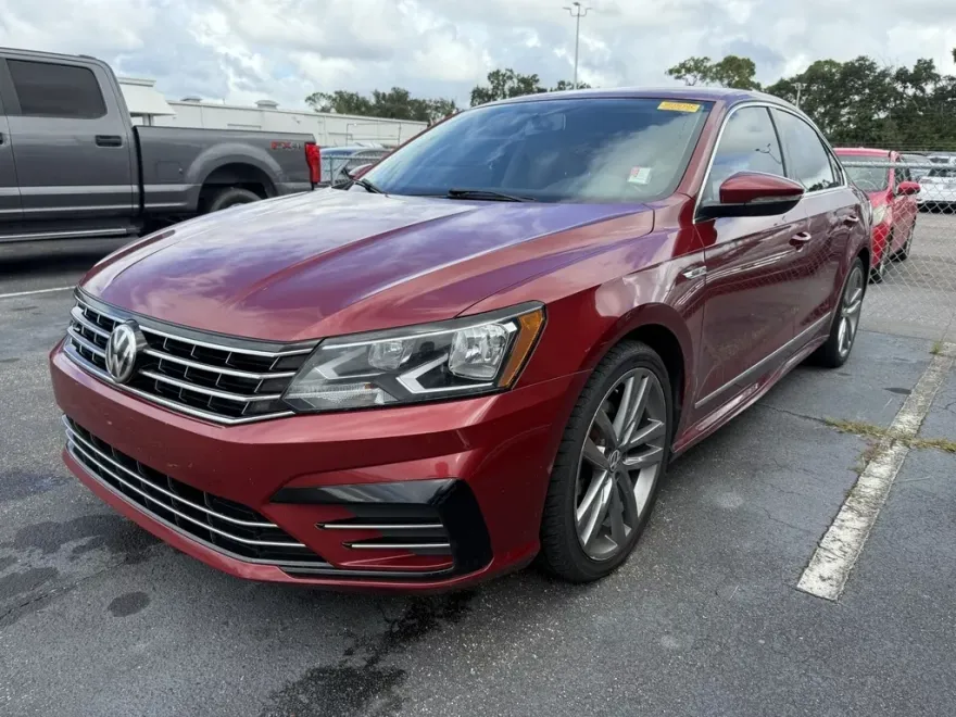 2017 Volkswagen Passat R-Line photo 1