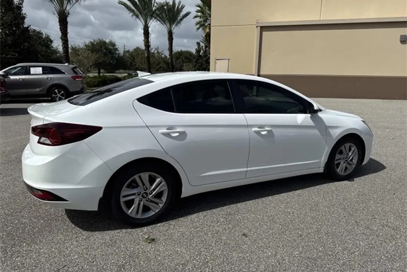 2020 Hyundai Elantra SEL photo 1