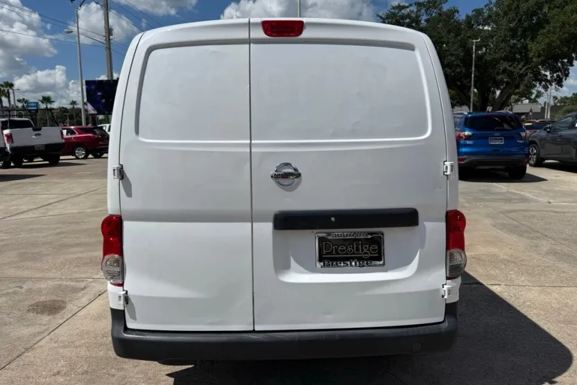 2016 Nissan NV200 SV photo 1