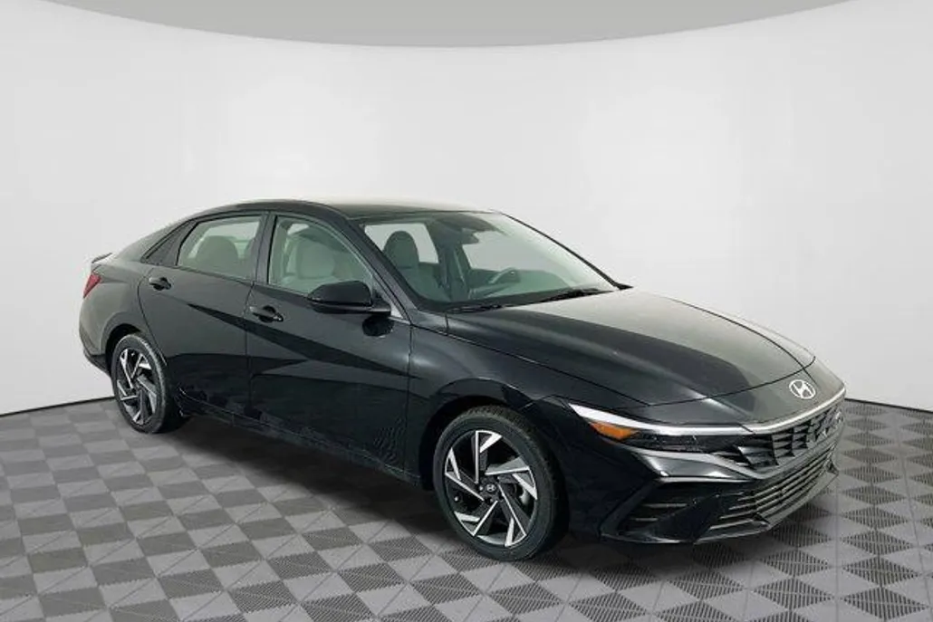 2025 Hyundai Elantra SEL Sport photo 1