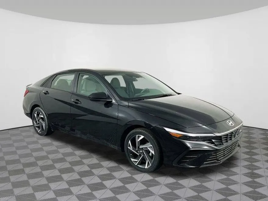 2025 Hyundai Elantra SEL Sport photo 1