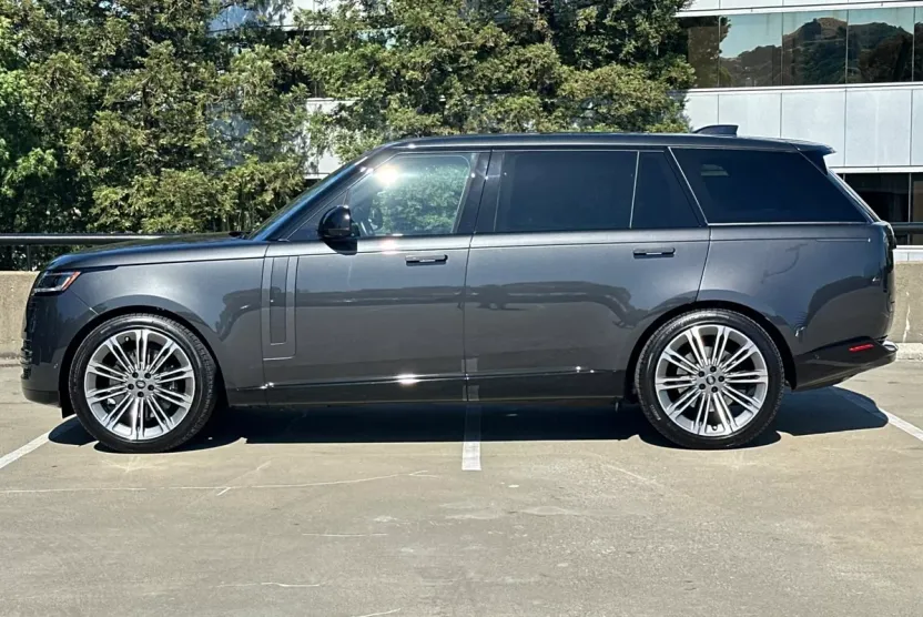 2025 Land Rover Range Rover SE photo 1