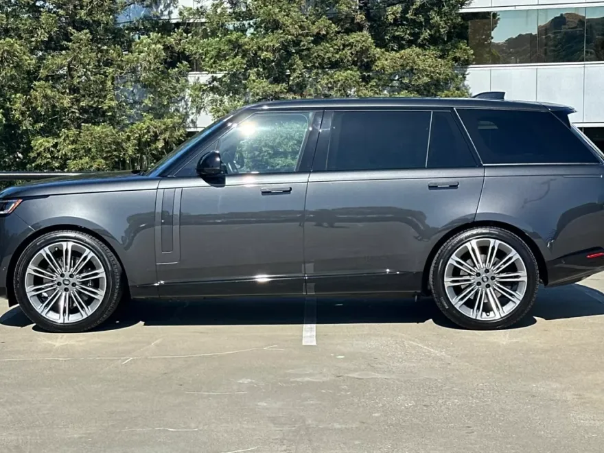 2025 Land Rover Range Rover SE photo 1