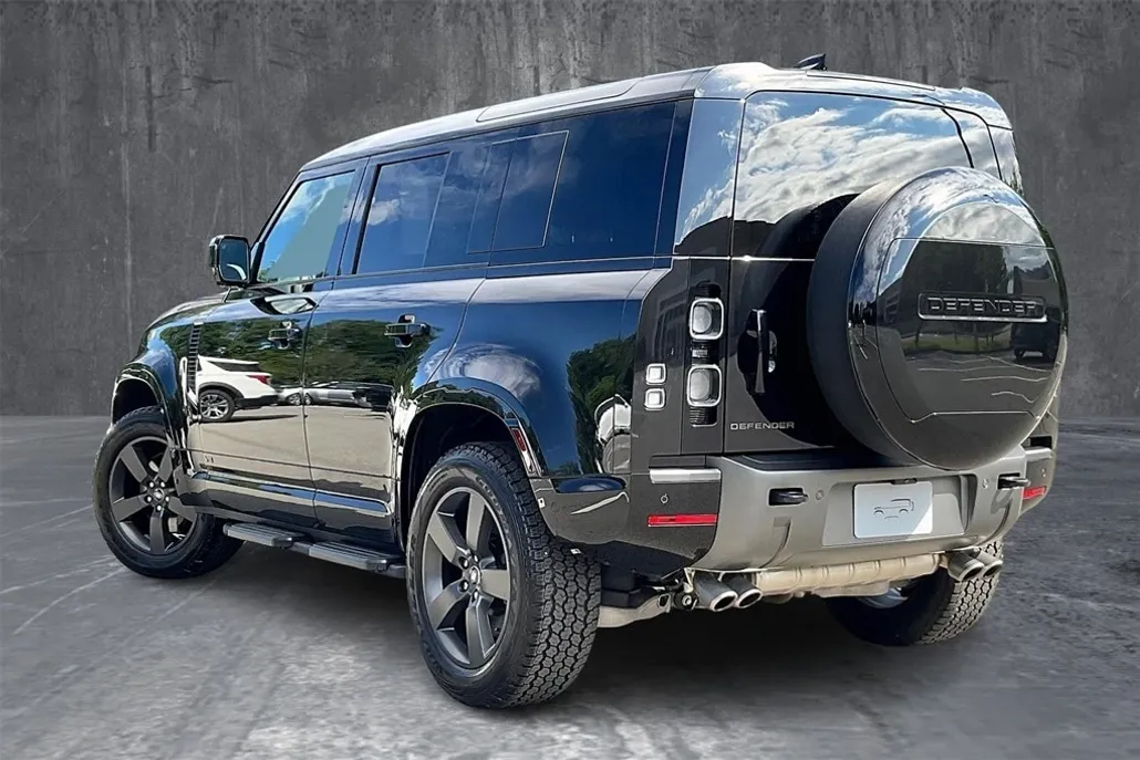 2025 Land Rover Defender 110 V8 photo 1