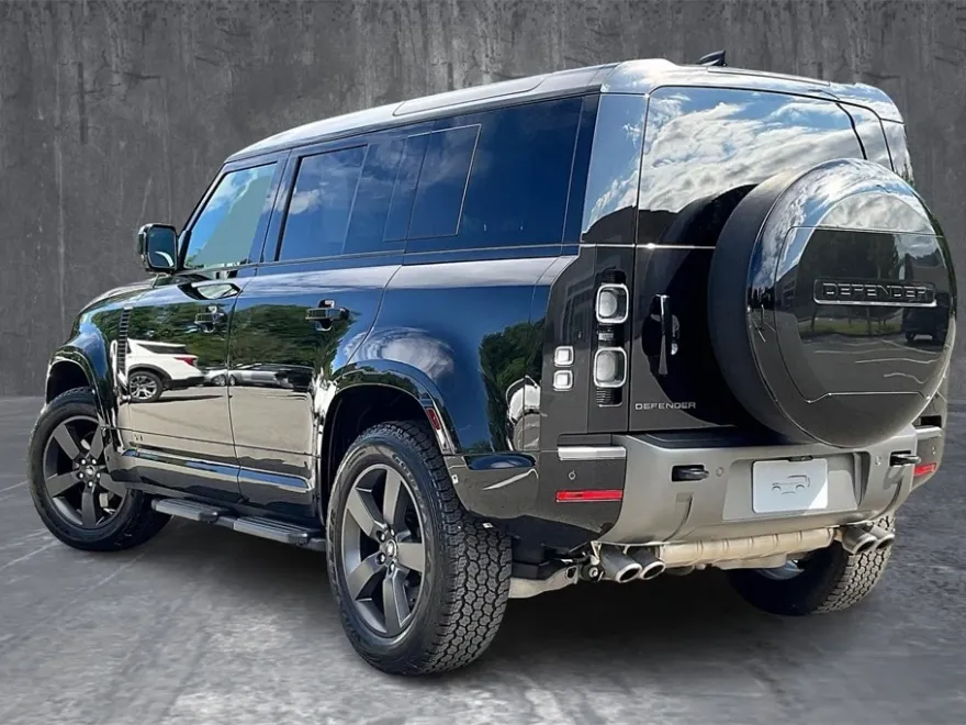 2025 Land Rover Defender 110 V8 photo 1