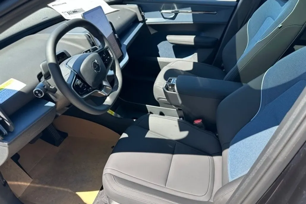 2025 Volvo EX30 Plus photo 1