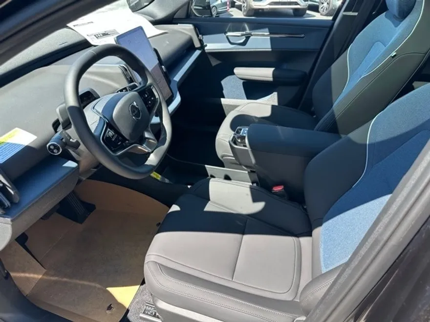 2025 Volvo EX30 Plus photo 1