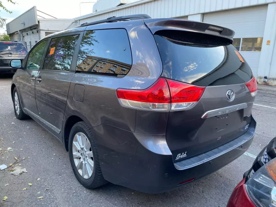 2012 Toyota Sienna Limited photo 1