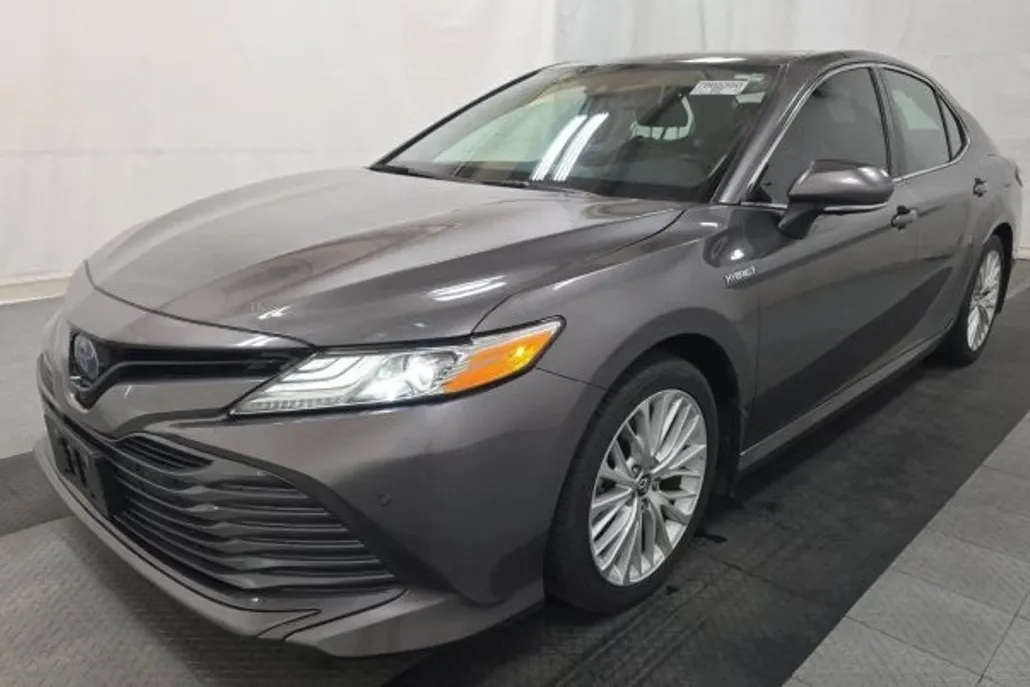 2019 Toyota Camry Hybrid XLE photo 1
