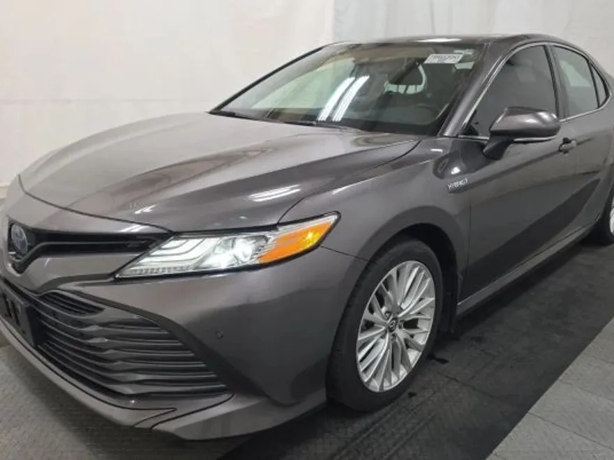 2019 Toyota Camry Hybrid XLE photo 1