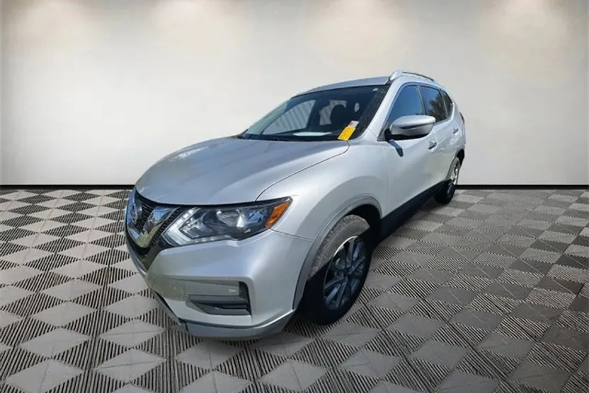 2017 Nissan Rogue SV photo 1