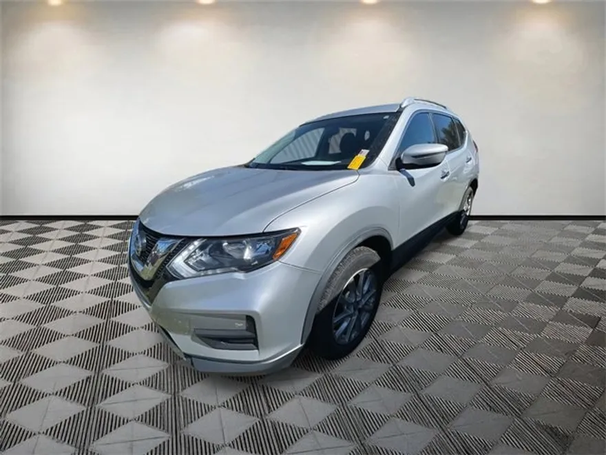 2017 Nissan Rogue SV photo 1