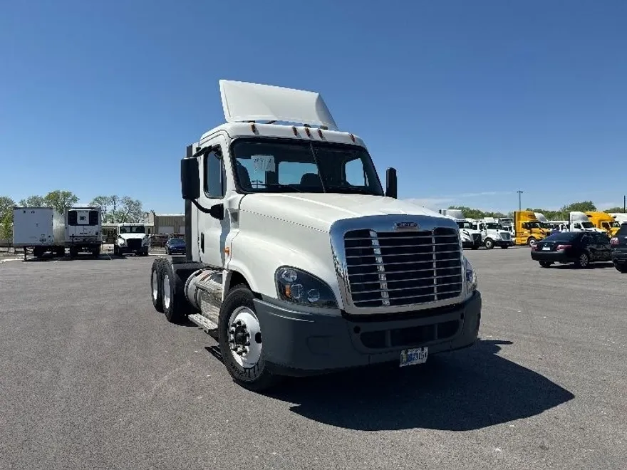 2018 Freightliner Cascadia 125" Sleeper Cab photo 1