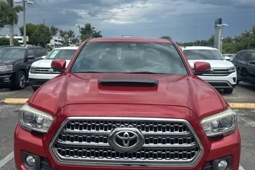 2017 Toyota Tacoma TRD Sport V6 photo 1