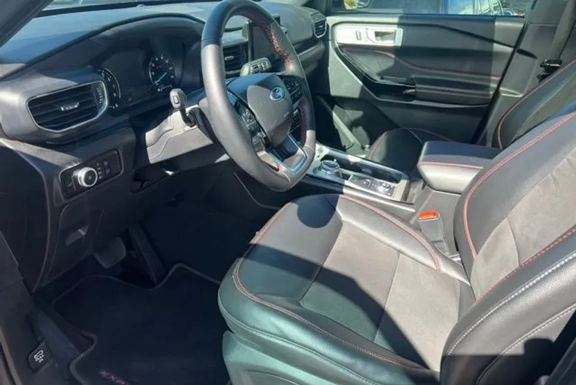 2023 Ford Explorer ST-Line photo 1