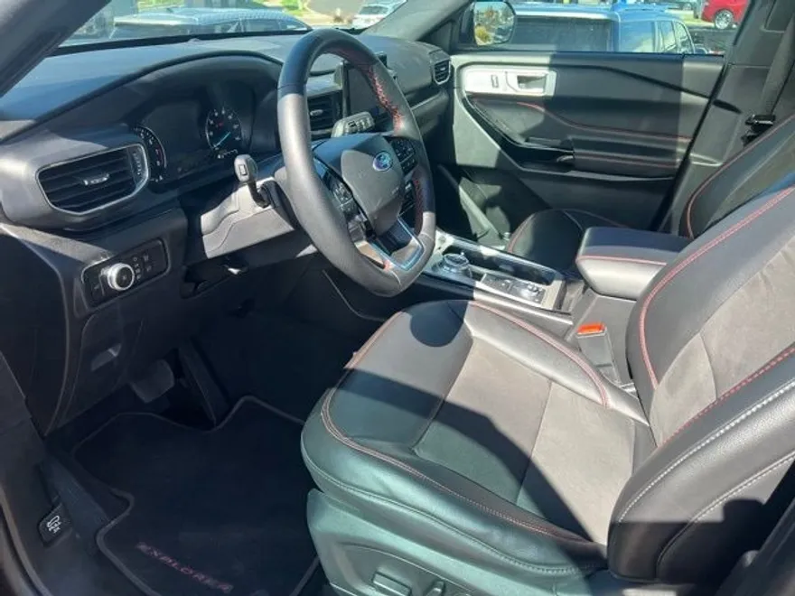 2023 Ford Explorer ST-Line photo 1