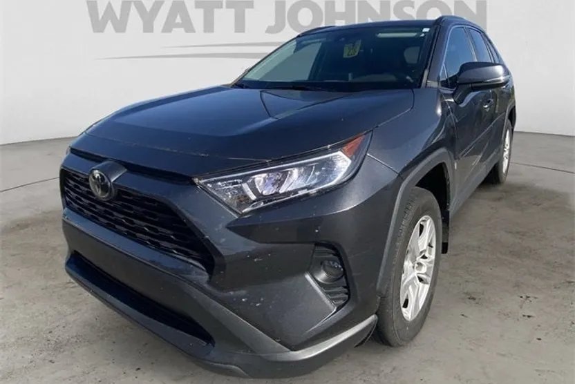 2020 Toyota RAV4 XLE photo 1