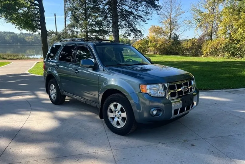 2010 Ford Escape Limited photo 1
