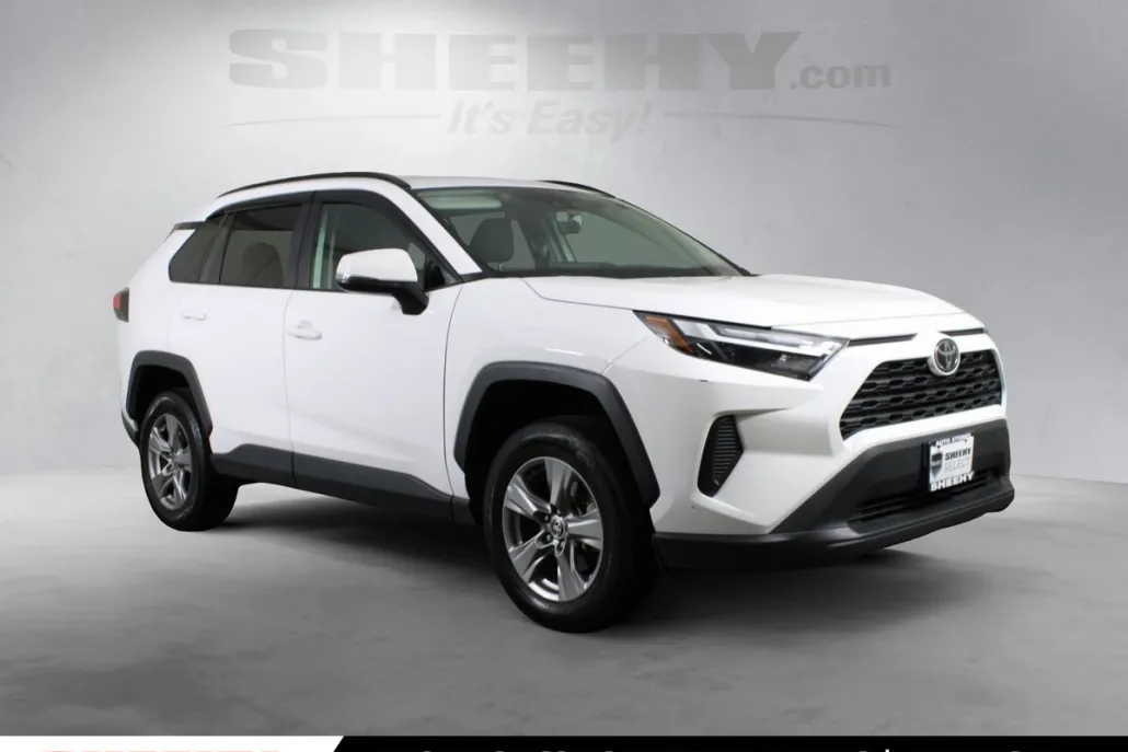 2022 Toyota RAV4 XLE photo 1