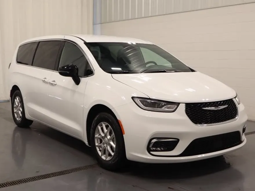 2026 Chrysler Pacifica photo 1