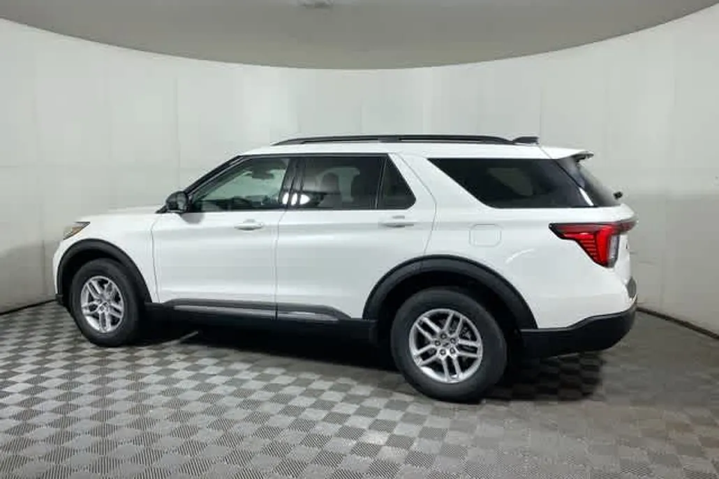 2025 Ford Explorer photo 1