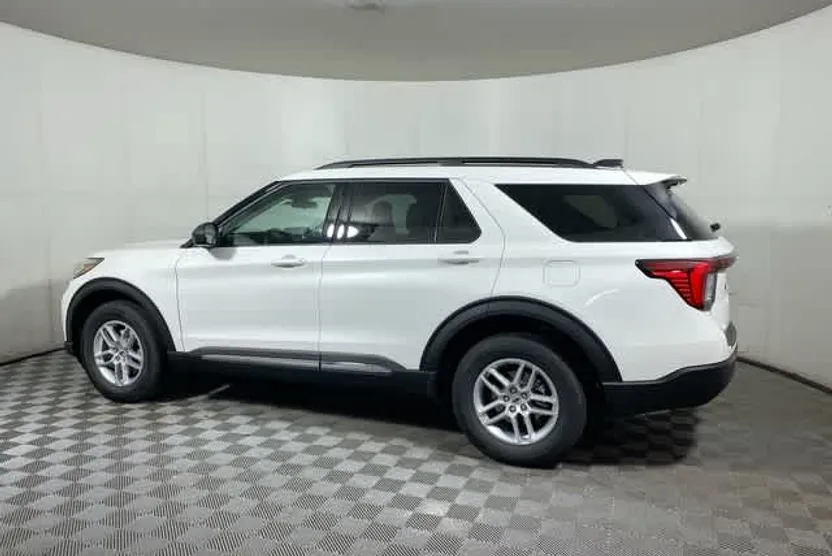 2025 Ford Explorer photo 1