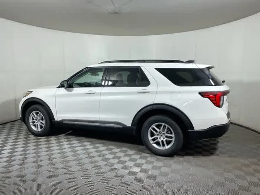 2025 Ford Explorer photo 1