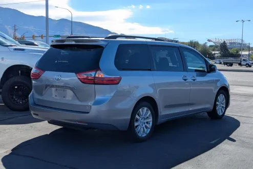 2015 Toyota Sienna photo 3