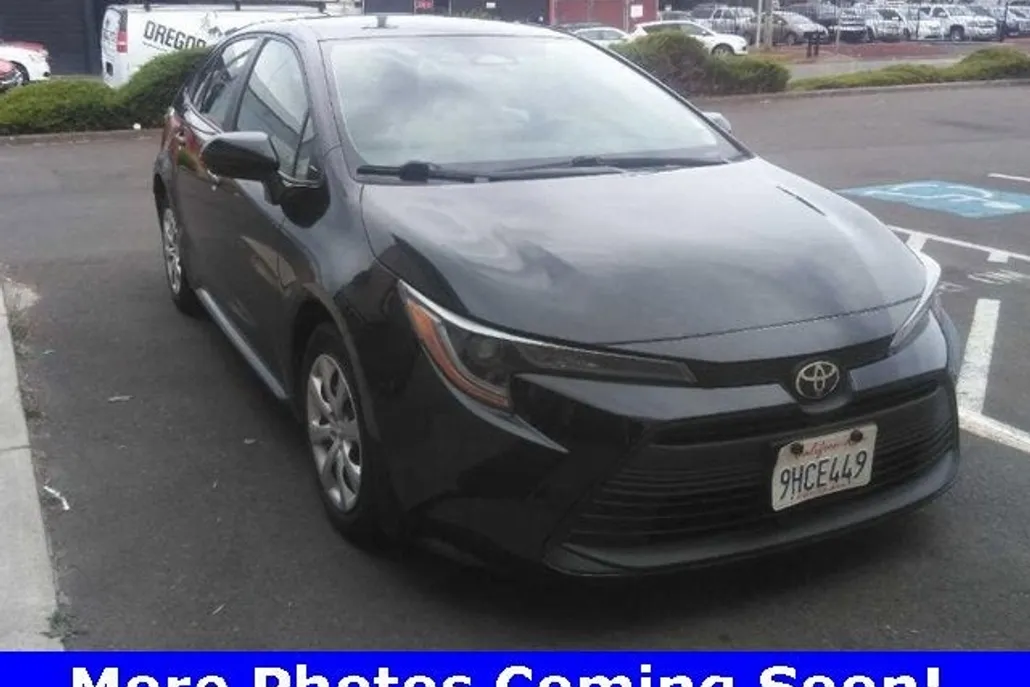 2023 Toyota Corolla LE photo 1
