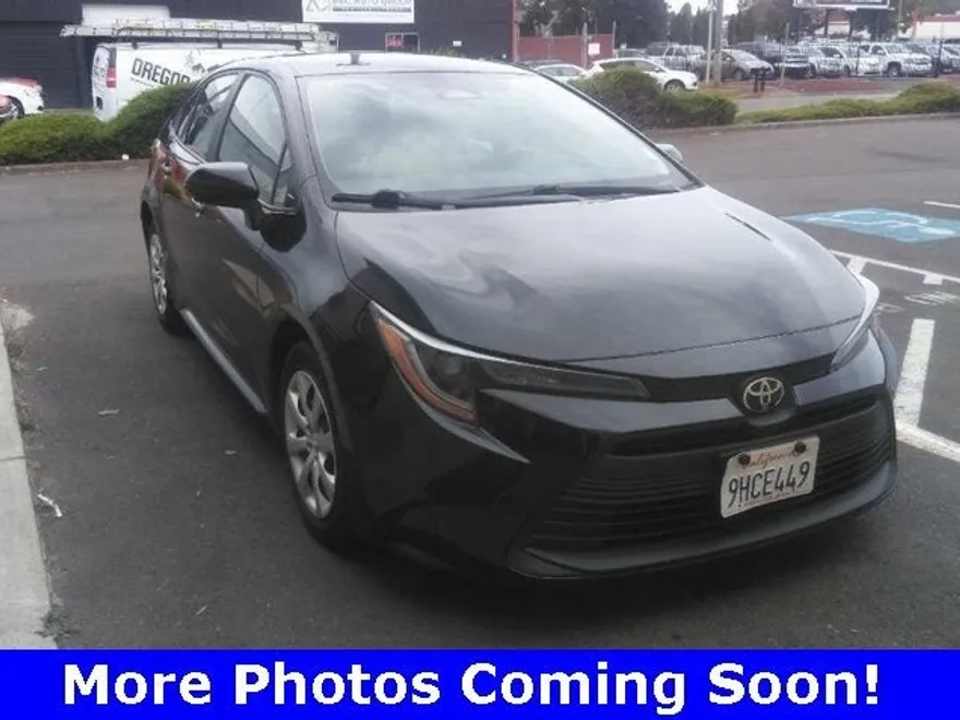2023 Toyota Corolla LE photo 1