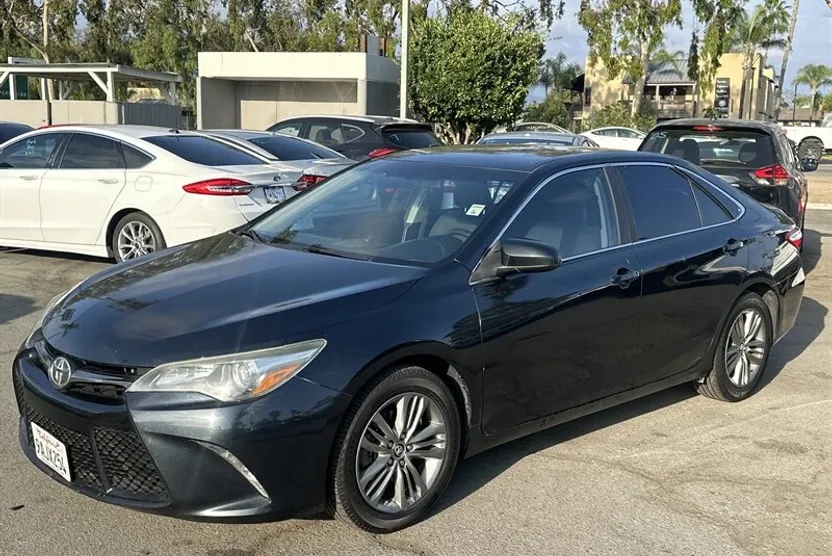 2015 Toyota Camry LE photo 1