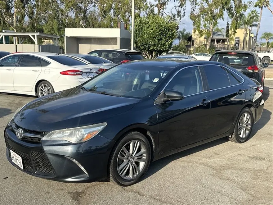 2015 Toyota Camry LE photo 1