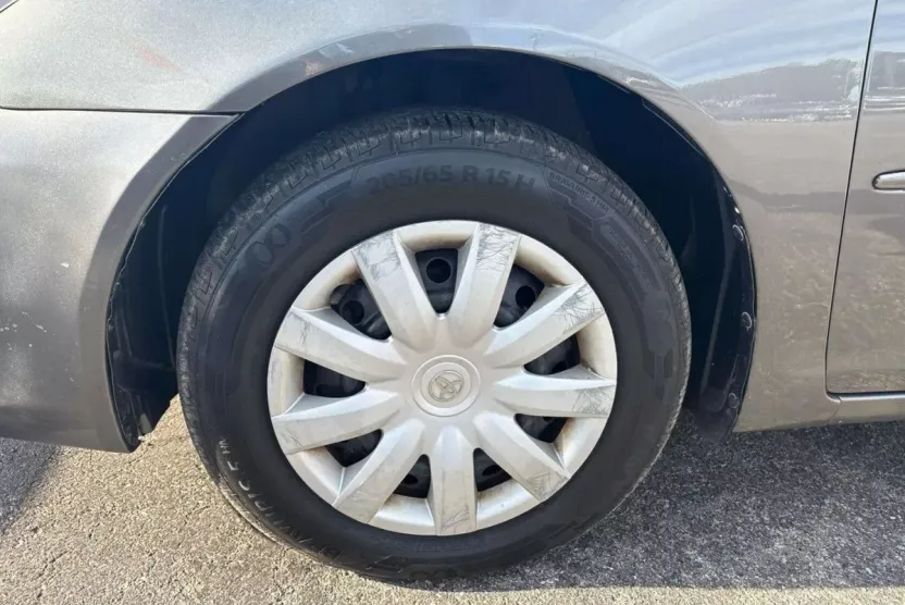2005 Toyota Camry LE photo 1