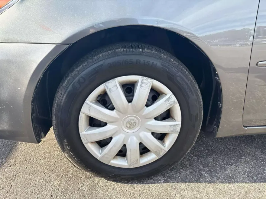 2005 Toyota Camry LE photo 1
