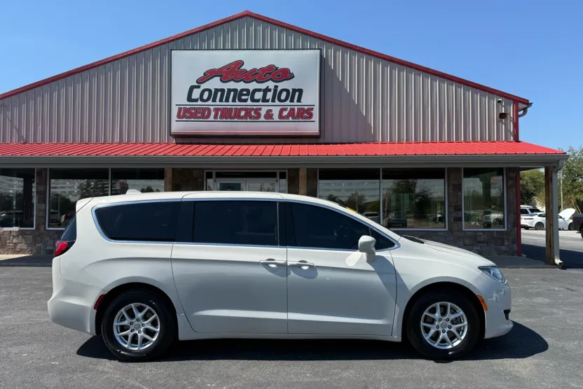 2020 Chrysler Pacifica Touring photo 1