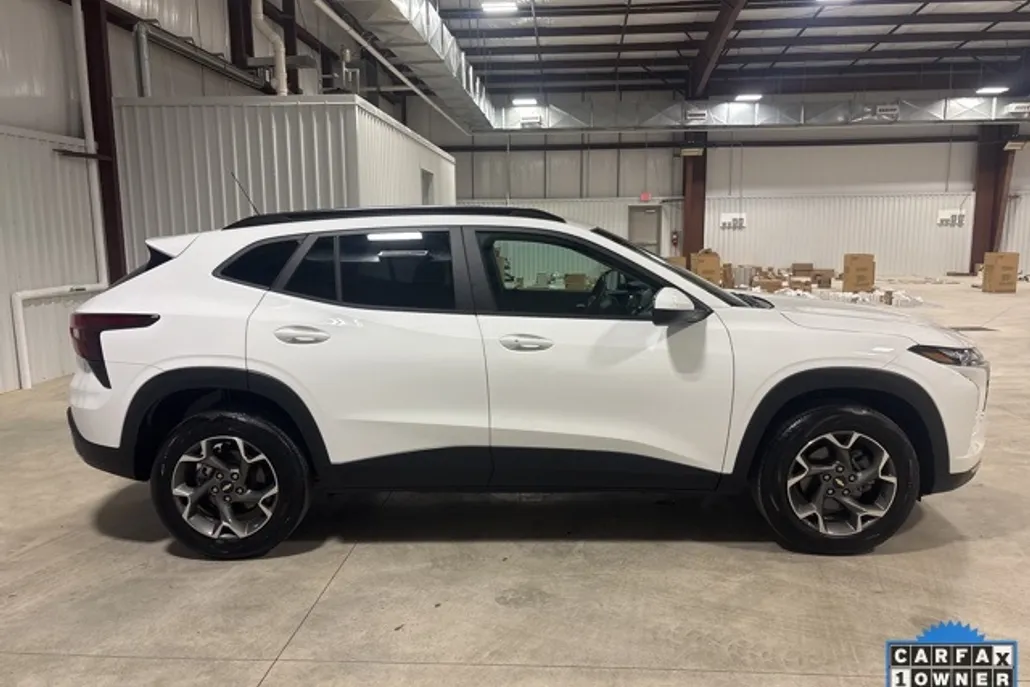 2025 Chevrolet Trax LT photo 1