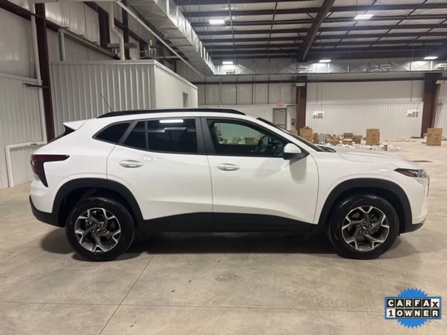 2025 Chevrolet Trax LT photo 1