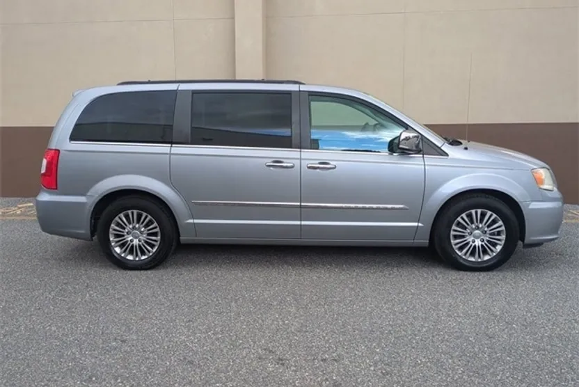 2013 Chrysler Town & Country photo 1