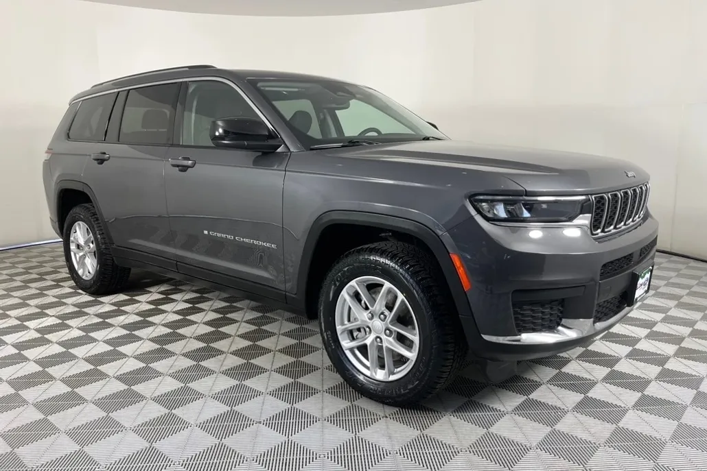 2023 Jeep Grand Cherokee Laredo photo 1
