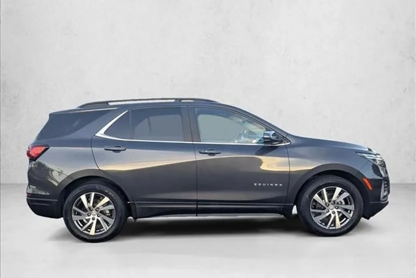 2022 Chevrolet Equinox LT photo 1