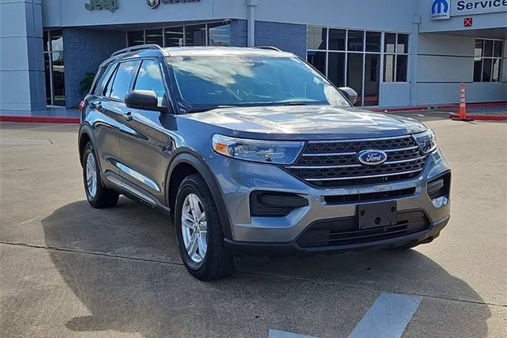 2023 Ford Explorer XLT photo 1