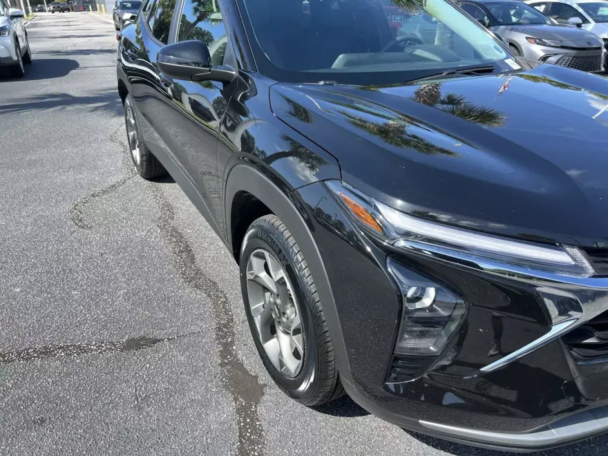 2024 Chevrolet Trax LT photo 1