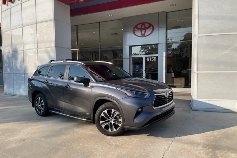 2025 Toyota Highlander Hybrid XLE photo 1