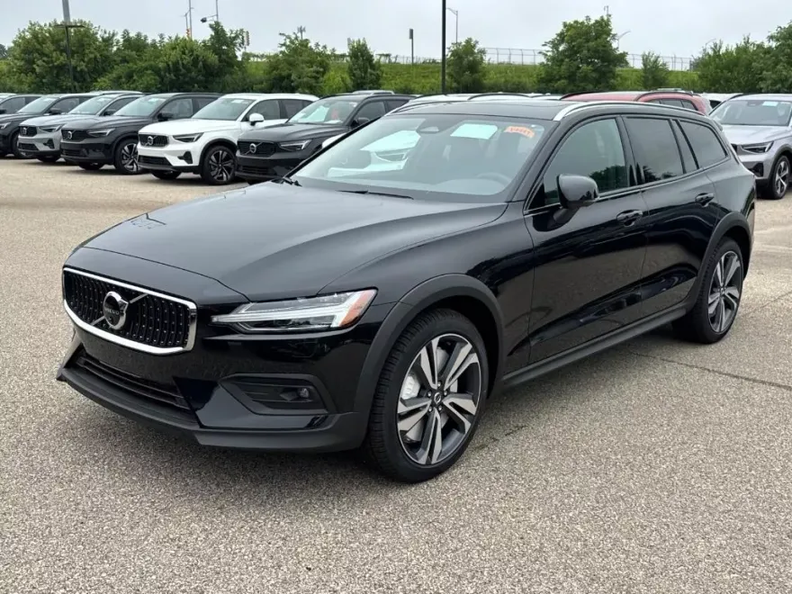 2026 Volvo V60 Cross Country B5 Plus photo 1
