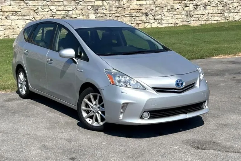 2014 Toyota Prius V Three photo 1