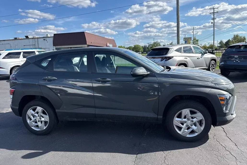 2024 Hyundai Kona SE photo 1