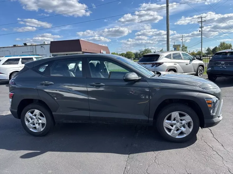 2024 Hyundai Kona SE photo 1