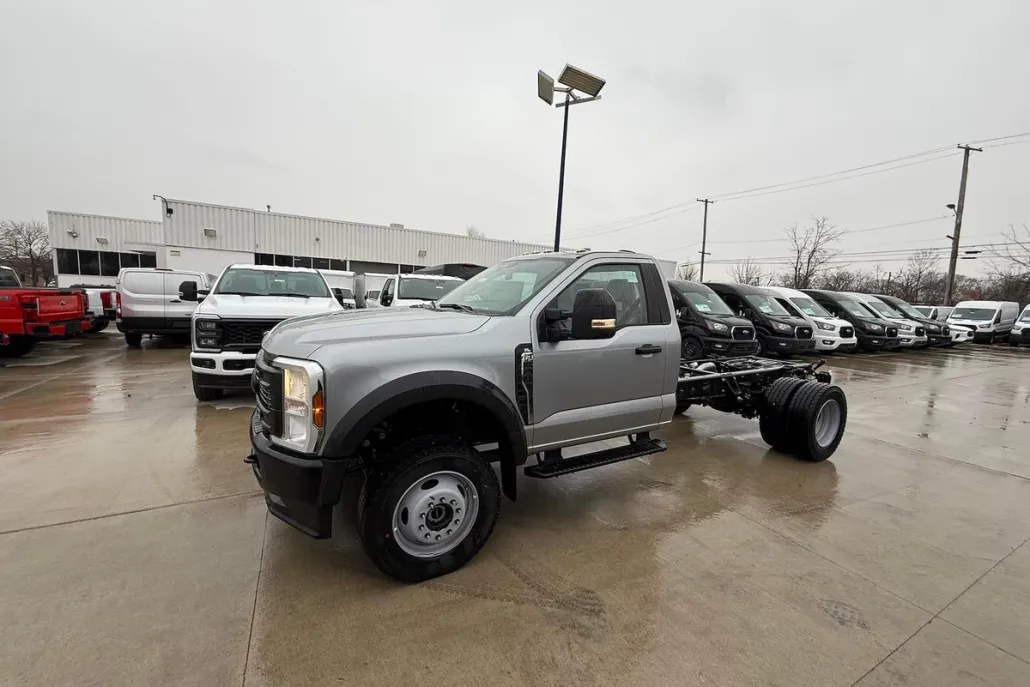 2024 Ford F-600 photo 1